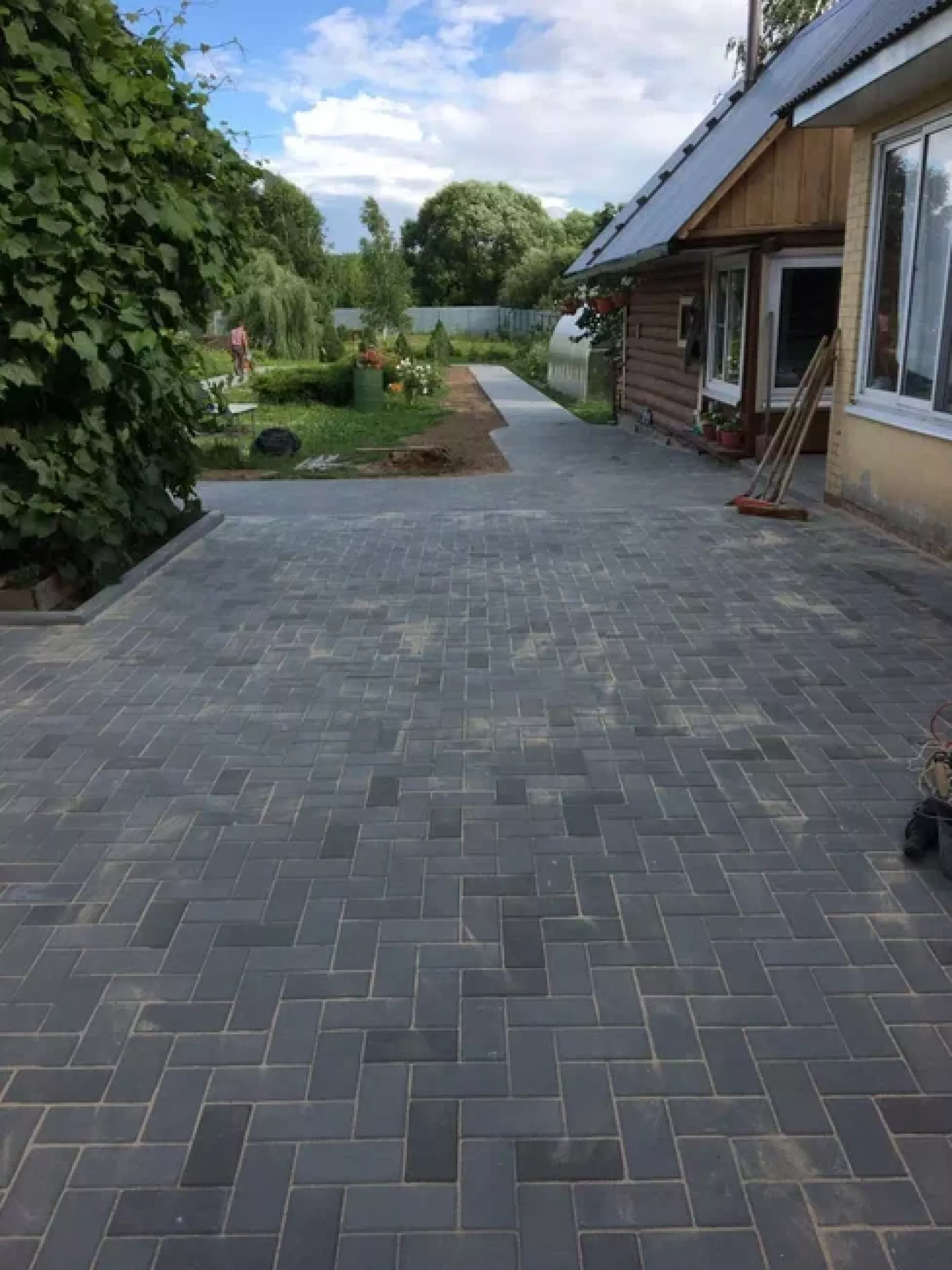 Укладка плитки на дачном участке — фото 4